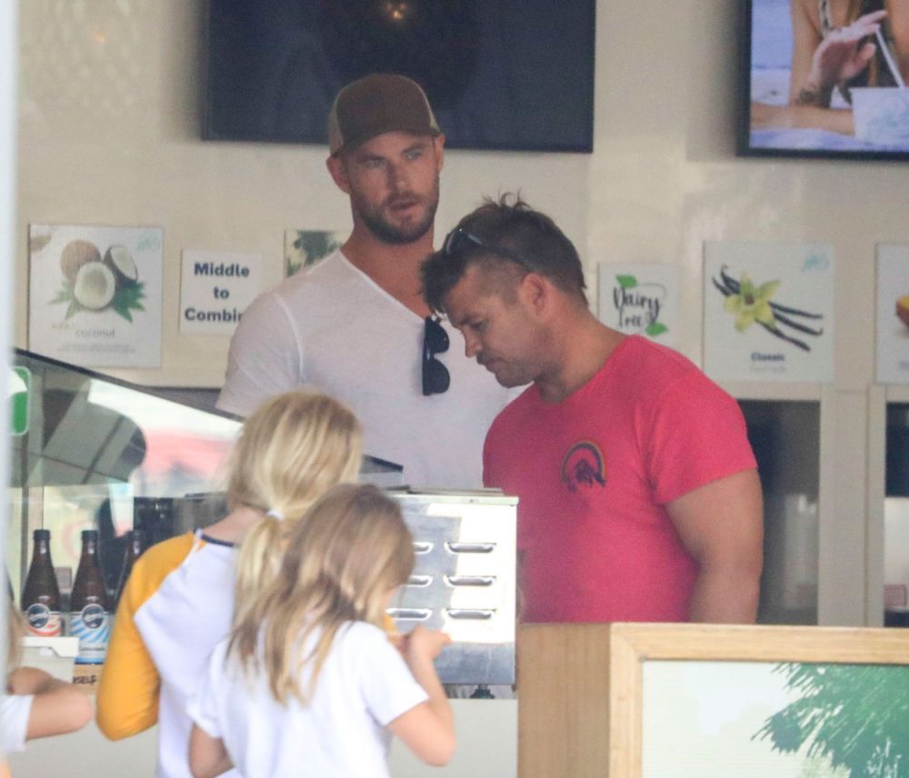 Frații Hemsworth, la cumpărături &icirc;n familie. Cum au fost surprinși Luke, Chris și Liam