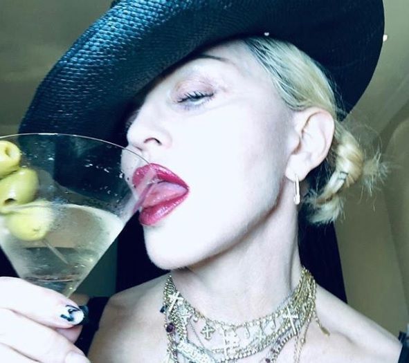 Madonna, fotografie de aproape 1 milion de like-uri! La 61 de ani s-a pozat &icirc;ntr-un sutien transparent