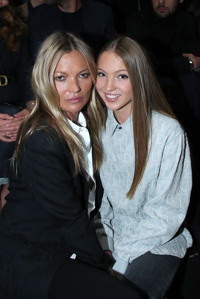 Fiica lui Kate Moss și-a făcut debutul la Paris Fashion Week. Lila e picătură ruptă din mama ei