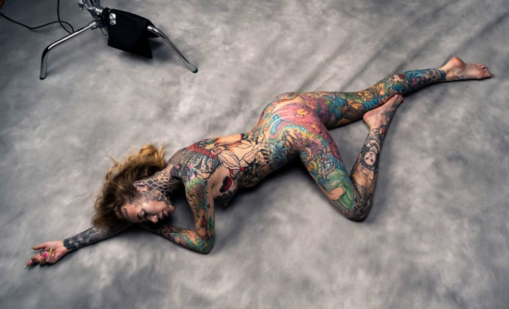 Becky Holt, cea mai tatuată femeie din Marea Britanie, și-a &bdquo;pictat&rdquo; și zonele intime