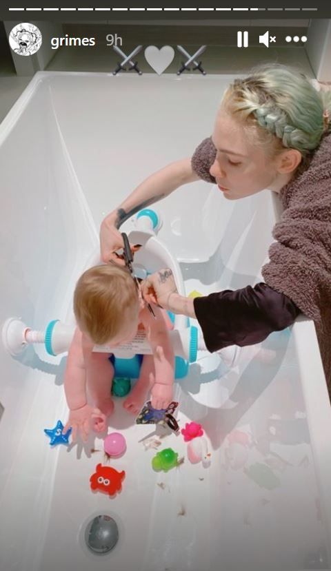 Imagini adorabile cu fiul lui Elon Musk și al artistei Grimes! Ce tunsoare a primit micuțul de 8 luni