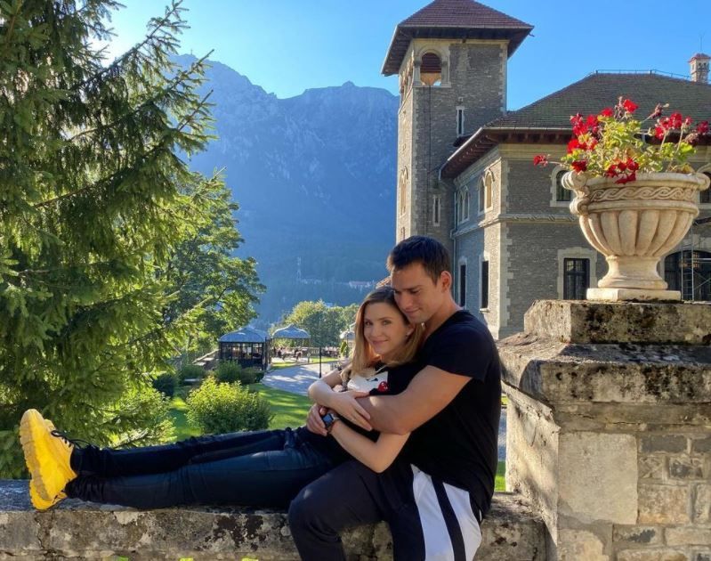 Cristina Ciobănașu și Vlad Gherman s-au despărțit după 9 ani de relație. Cei doi au făcut anunțul pe Instagram