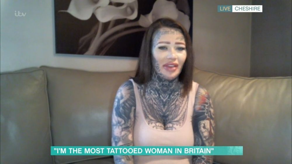 &rdquo;Cea mai tatuată femeie din Marea Britanie&rdquo; și-a acoperit tatuajele cu machiaj. Cum arată, de fapt