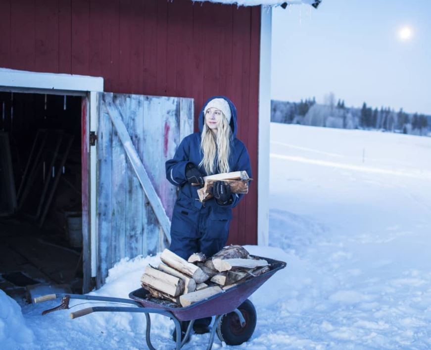 Povestea unei suedeze care s-a mutat de la oraș &icirc;n sălbăticie și a descoperit traiul perfect