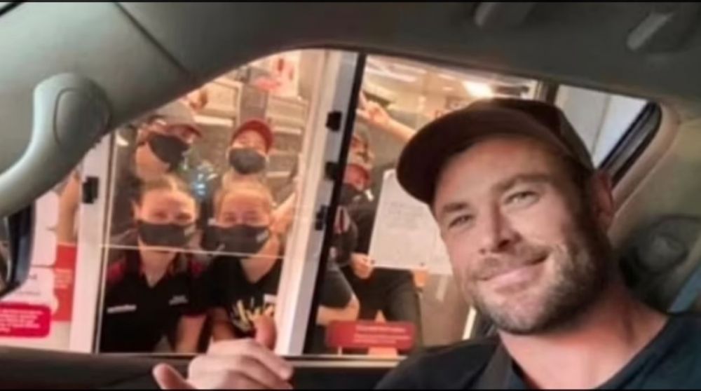 Chris Hemsworth, vizită surpriză la un fast food să-și comande ceva de m&acirc;ncare