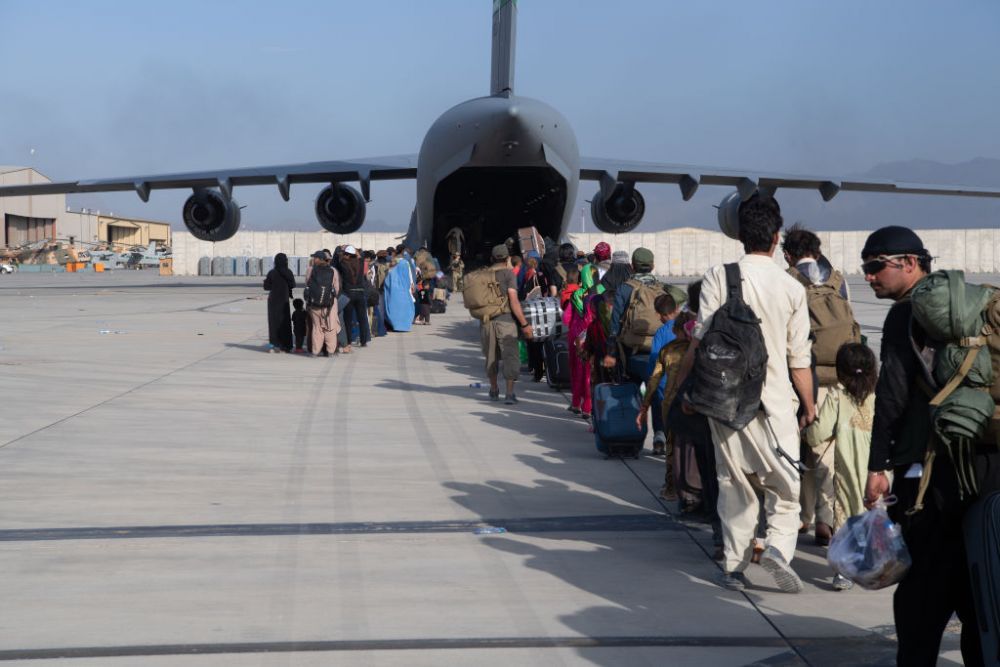 Nume rar pentru o fetiță afgană născută la bordul unui avion militar american