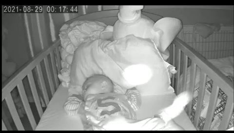 VIDEO frisonant! O &rdquo;fantomă&rdquo; a apărut &icirc;n pătuțul unui bebeluș, &icirc;n timp ce acesta dormea, și i-a alertat părinții