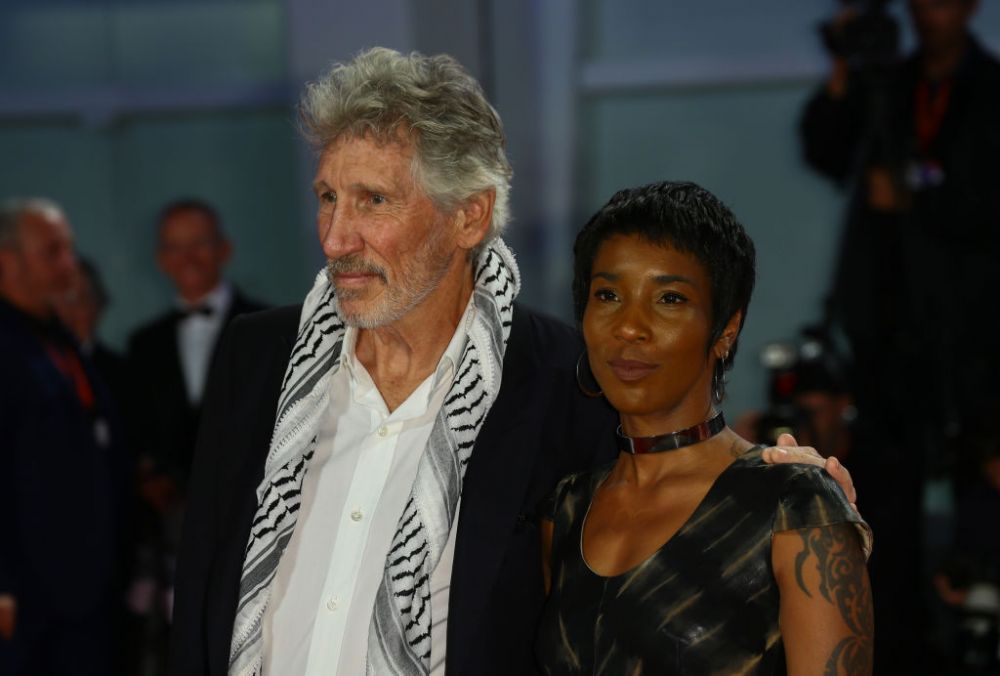 Roger Waters s-a căsătorit, &icirc;n secret, pentru a cincea oară! Cine este femeia, cu 26 de ani mai t&acirc;nără, care l-a cucerit pe artist&nbsp;
