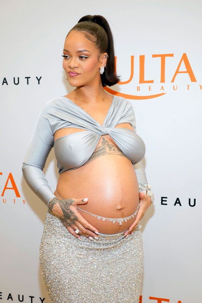 Graviduța Rihanna, &icirc;ntr-o ținută super sexy la lansarea Fenty! Cum a apărut artista