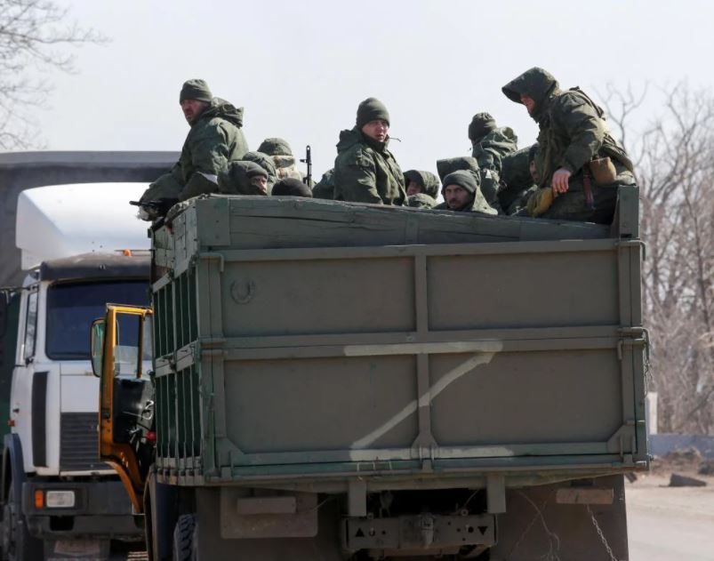 Militari ruși, observați cum fură covoare din apartamentele părăsite ale ucrainenilor