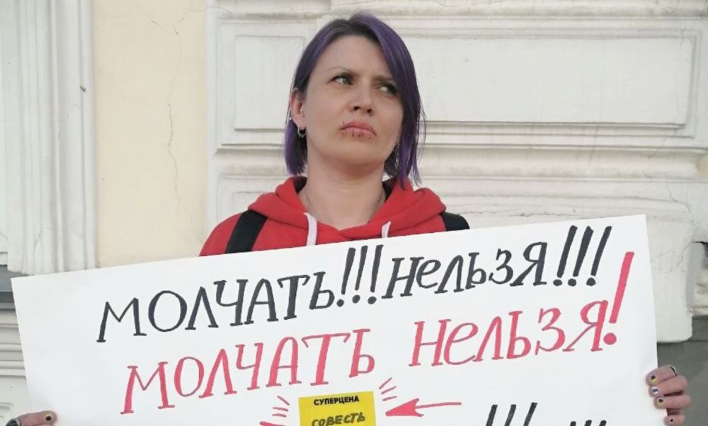 Activista rusă Nadejda Saifutdinova și-a cusut buzele &icirc;n semn de protest față de războiul din Ucraina