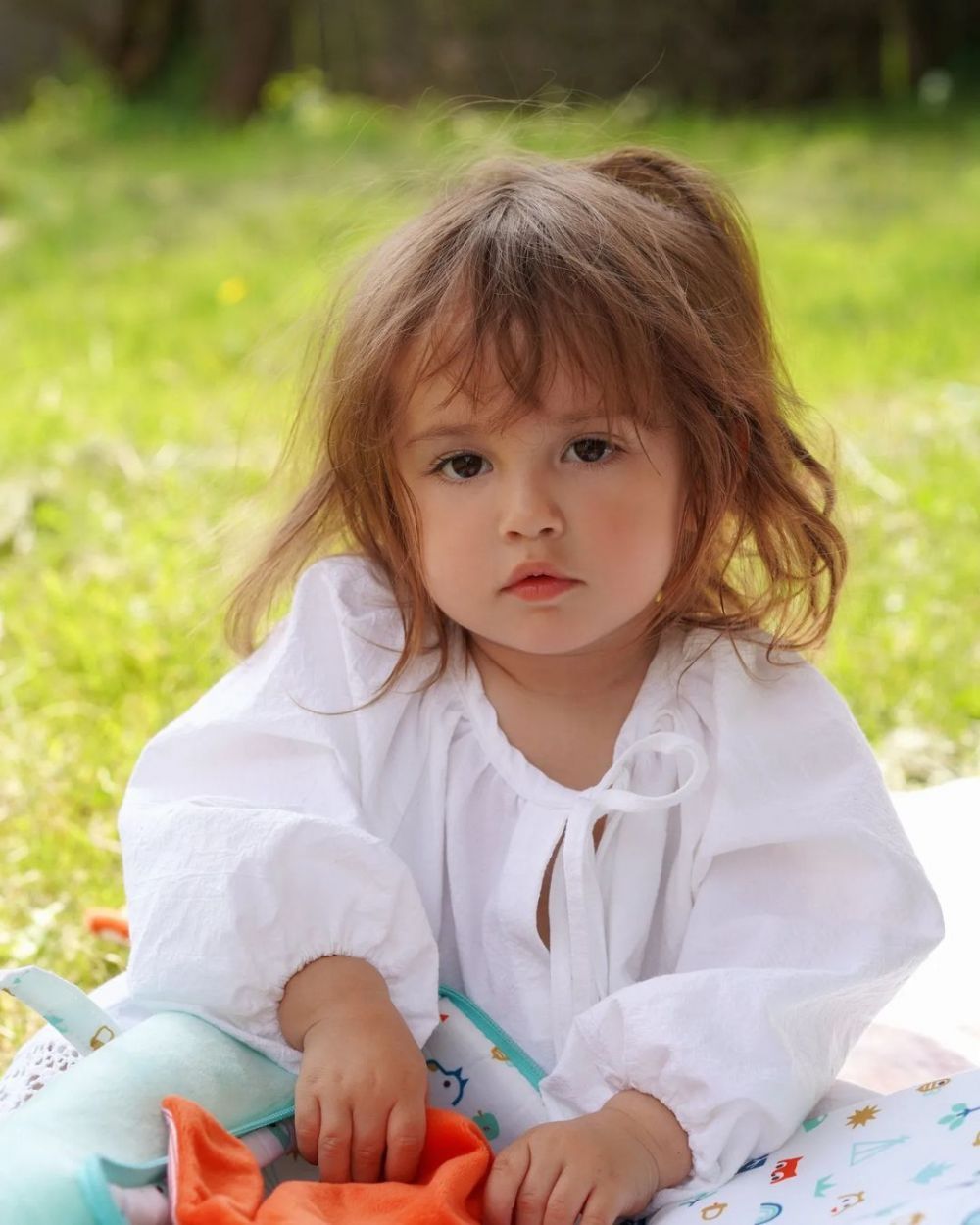 Lia Bucuria, fetița Danei Rogoz, a &icirc;mplinit doi ani. C&acirc;t de frumoasă este mezina familiei