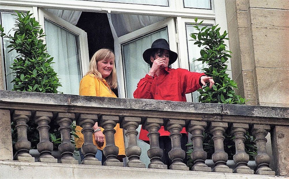 Debbie Rowe, fosta soție a lui Michael Jackson, se crede vinovată de moartea megastarului