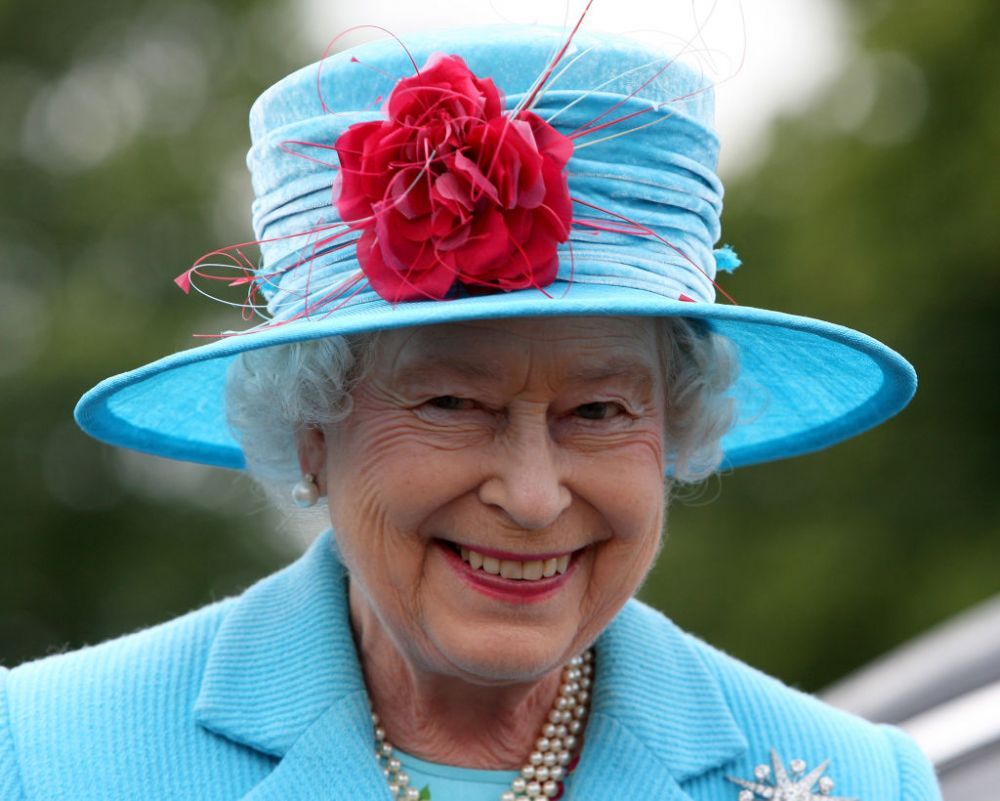 Elisabeta a II-a sau Regina culorilor ! De ce purta monarhul ținute &icirc;n culori &icirc;ndrăznețe