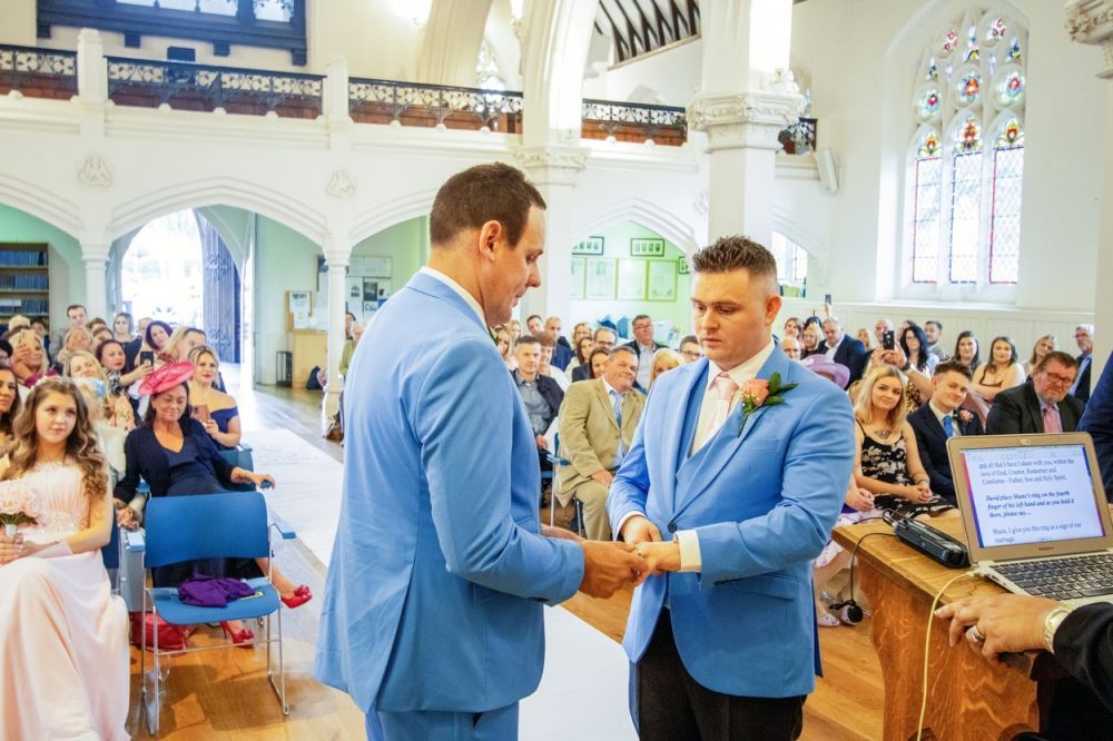 Shane Yerrell și David Sparrey, cuplul gay refuzat de 31 de biserici. Cum au reușit să se căsătorească religios
