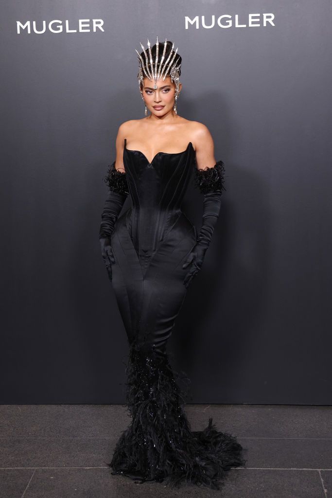 Kylie Jenner, apariție spectaculoasă la prezentarea Mugler. A purtat o coroană cu diamante și o rochie cu decolteu abisal