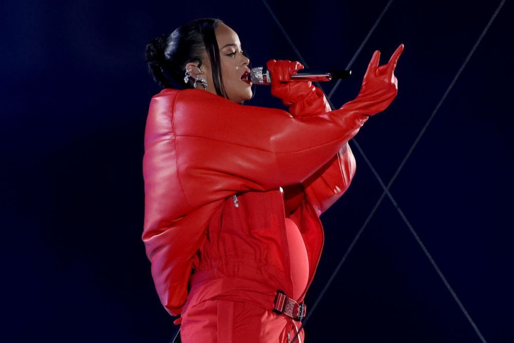 Rihanna, cină romantică cu ASAP Rocky, de ziua ei de naștere. A purtat o rochie extrem de scurtă și și-a etalat burtica de gravidă