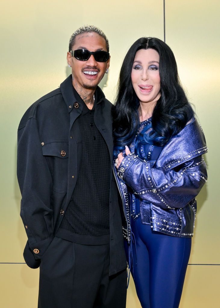 Cher și iubitul cu 39 de ani mai t&acirc;năr, sărut pătimaș &icirc;n public. Ipostazele &icirc;n care au fost fotografiați