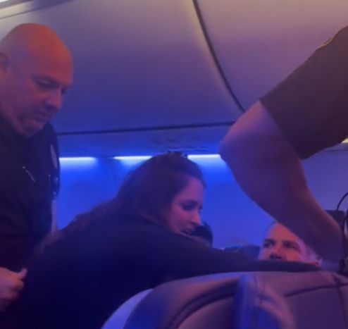 VIDEO Un polițist aflat la bordul unui avion a fost mușcat de o pasageră beată! Imaginile au devenit virale