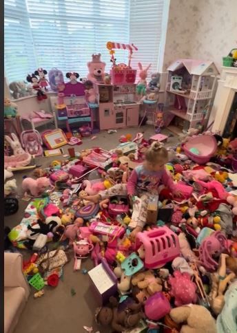 Imaginile cu dormitorul ticsit de jucării al acestei fetițe au st&acirc;rnit reacții controversate pe net: &ldquo;Mi se ridică tensiunea!&rdquo;