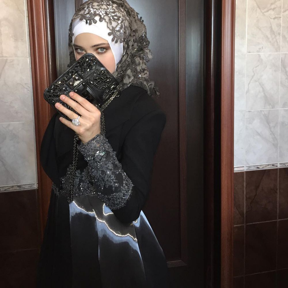 Ce s-a &icirc;nt&acirc;mplat cu un model din Cecenia după ce a pozat pentru Dolce Gabbana