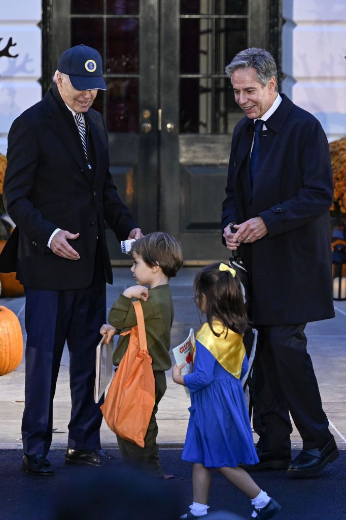 Halloween la Casa Albă! Cum a reacționat Joe Biden c&acirc;nd unul dintre copiii veniți la colindat s-a costumat &icirc;n Volodimir Zelensky